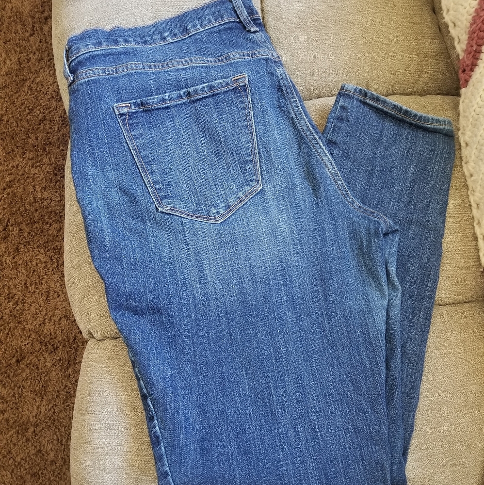 Old Navy curvy-profile straight leg